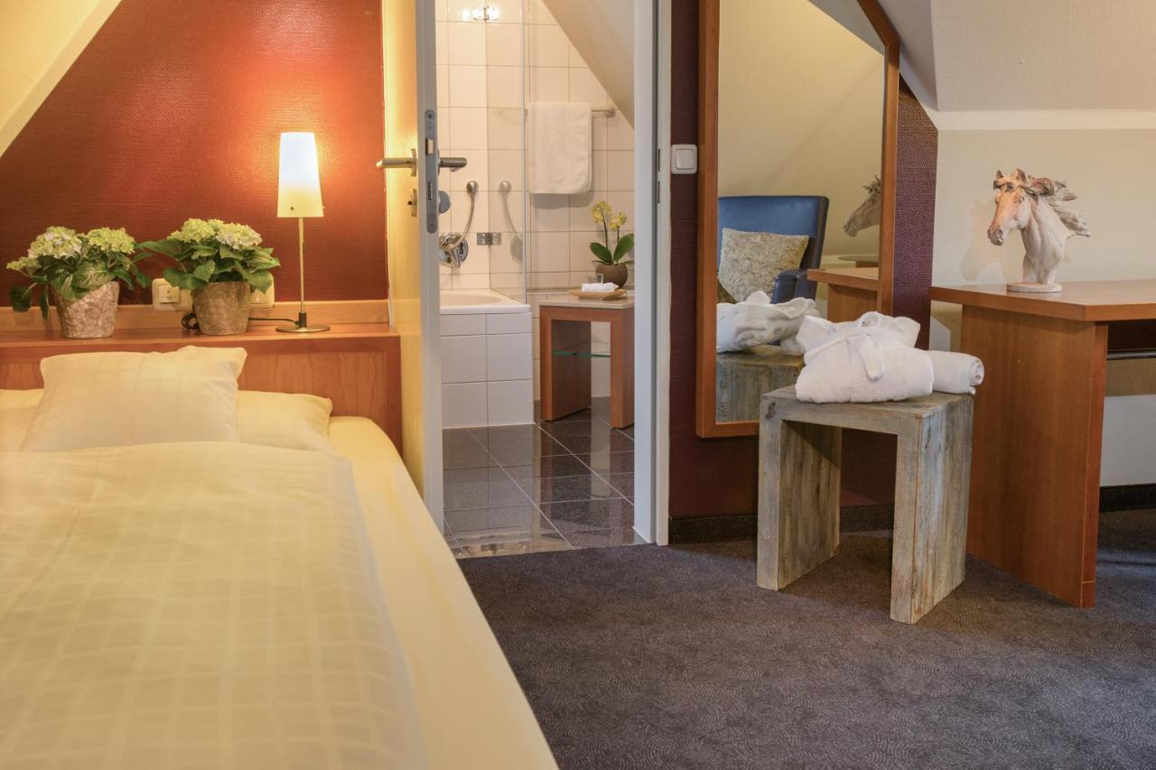 Seehotel Niedernberg - Das Dorf Am See Esterno foto