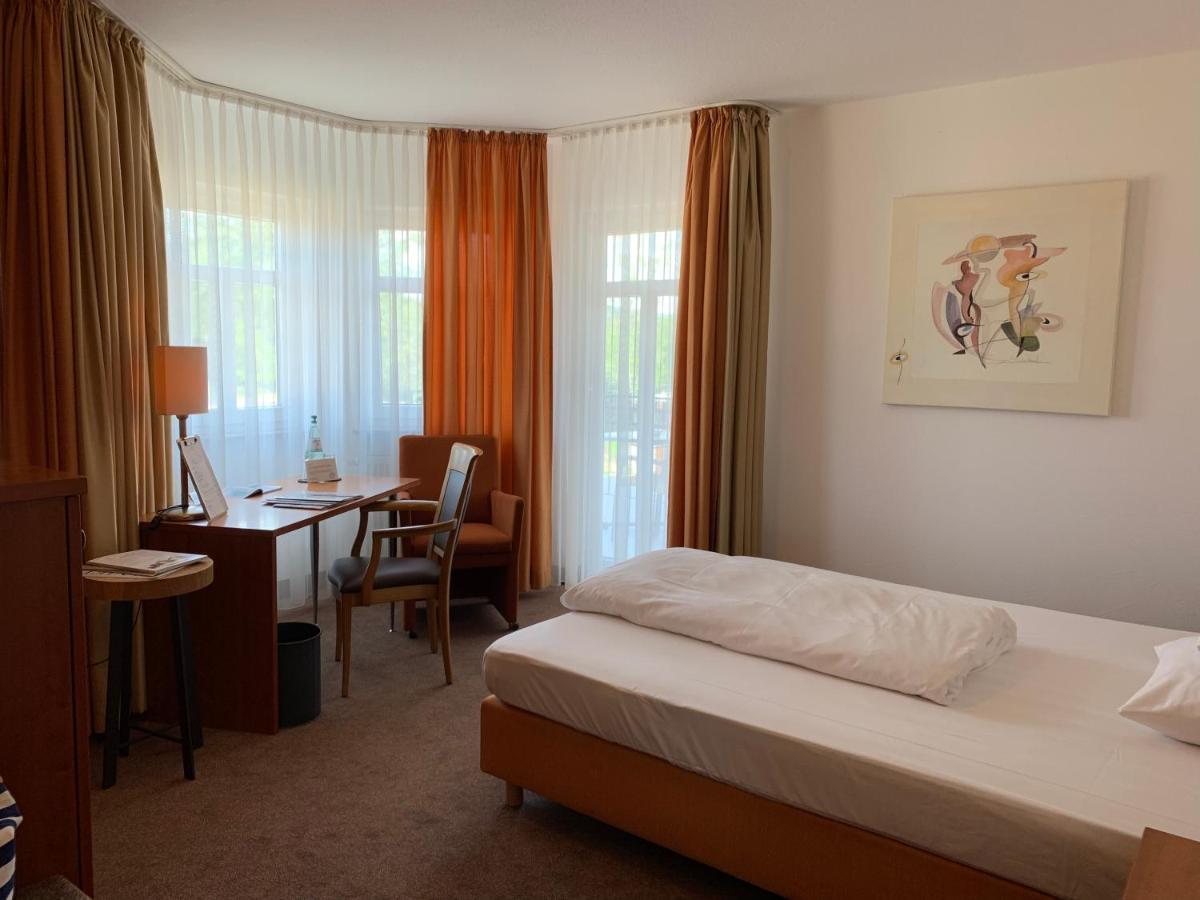 Seehotel Niedernberg - Das Dorf Am See Esterno foto