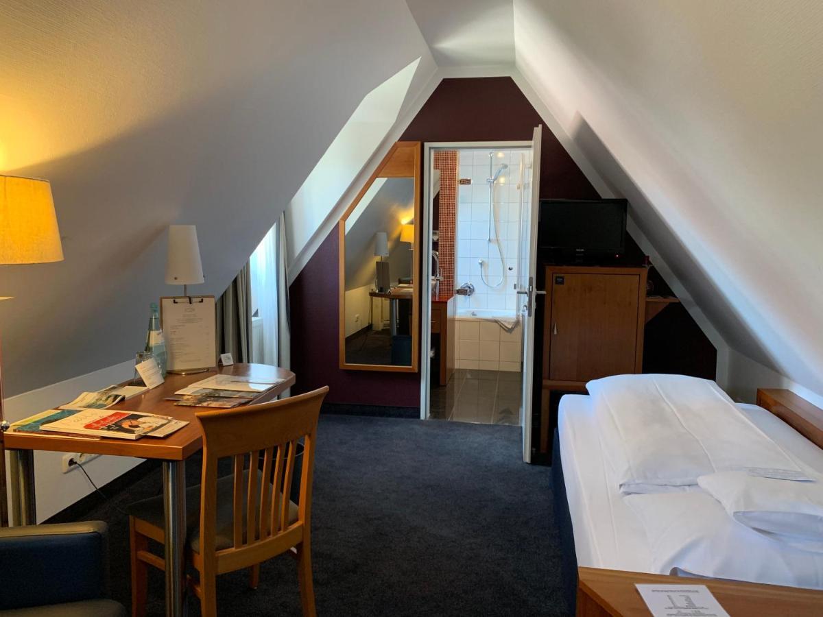 Seehotel Niedernberg - Das Dorf Am See Esterno foto