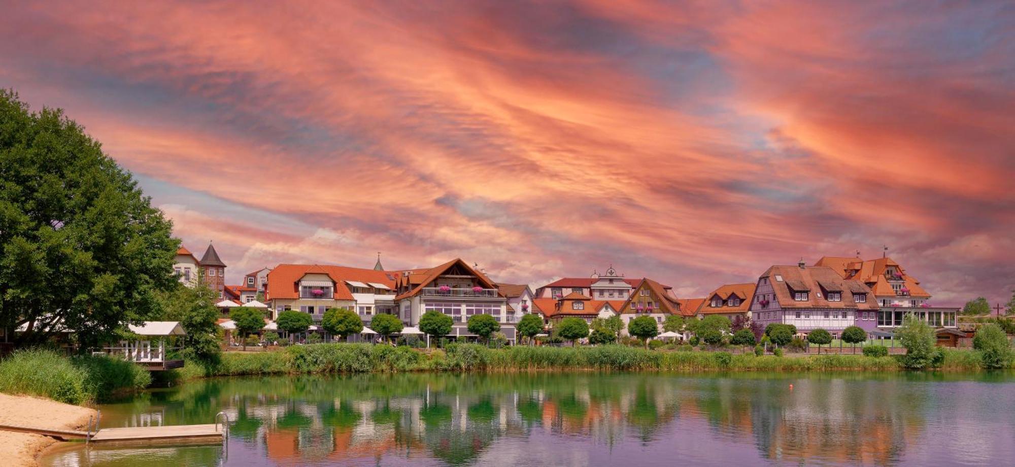 Seehotel Niedernberg - Das Dorf Am See Esterno foto