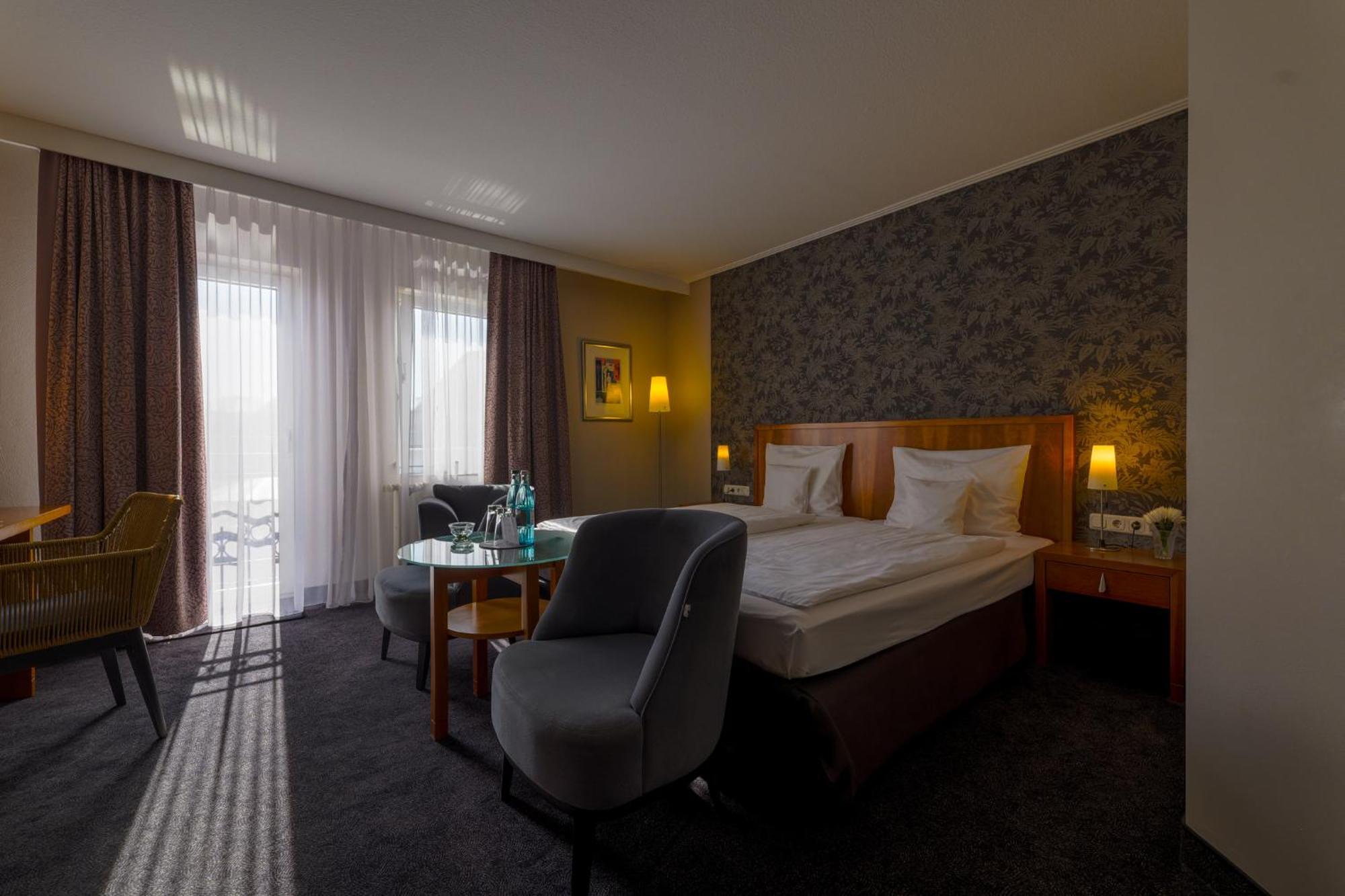 Seehotel Niedernberg - Das Dorf Am See Esterno foto