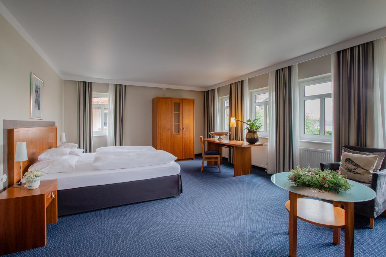 Seehotel Niedernberg - Das Dorf Am See Esterno foto