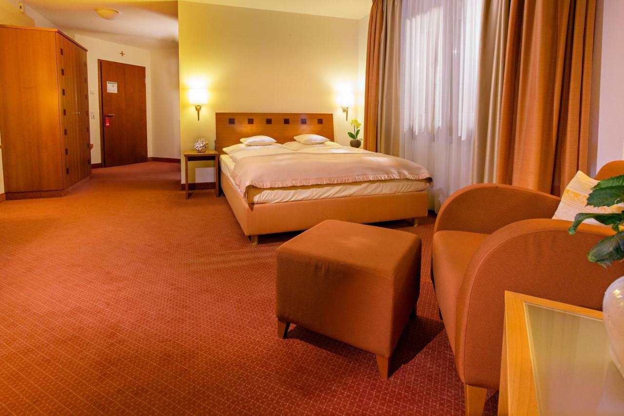 Seehotel Niedernberg - Das Dorf Am See Esterno foto