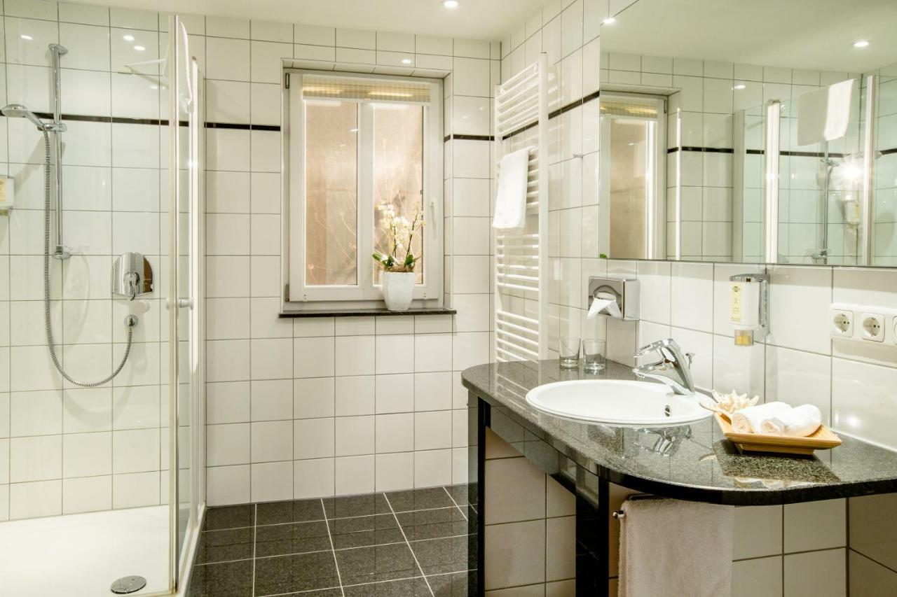 Seehotel Niedernberg - Das Dorf Am See Esterno foto
