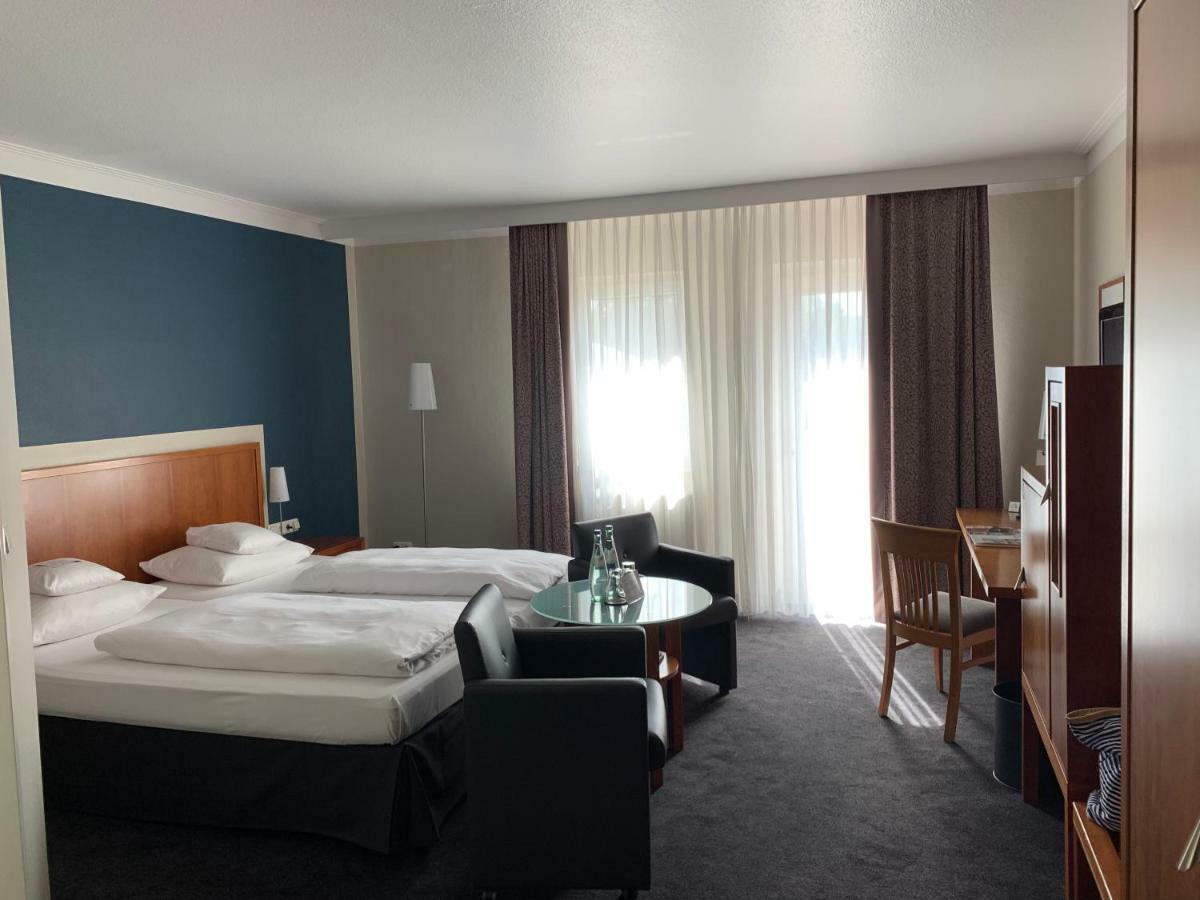 Seehotel Niedernberg - Das Dorf Am See Esterno foto