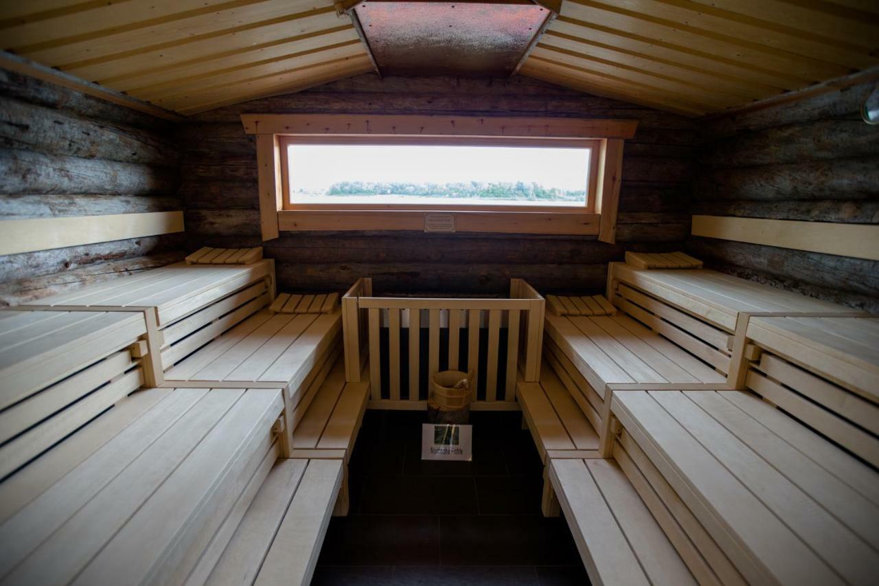 Seehotel Niedernberg - Das Dorf Am See Esterno foto